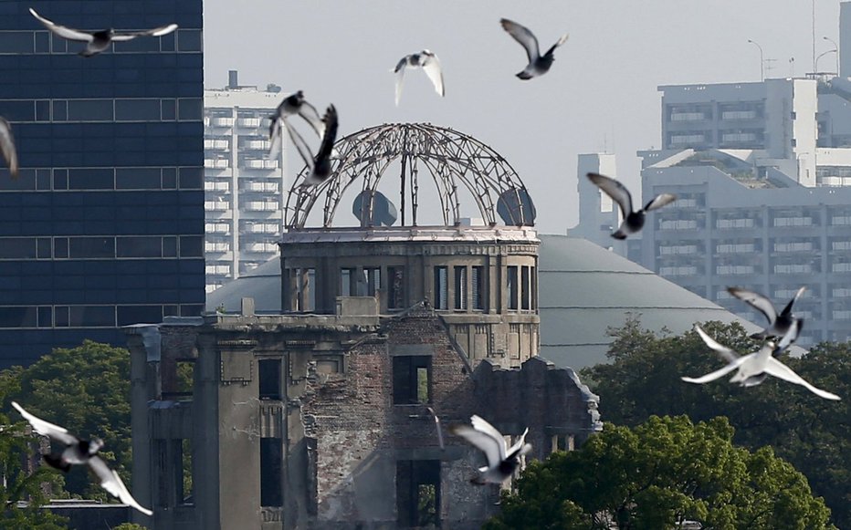 Fotografija: Edina zgradba v okrožju, ki je še stala po napadu na Hirošimo, je zdaj spomenik miru. FOTO: Toru Hanai/Reuters
