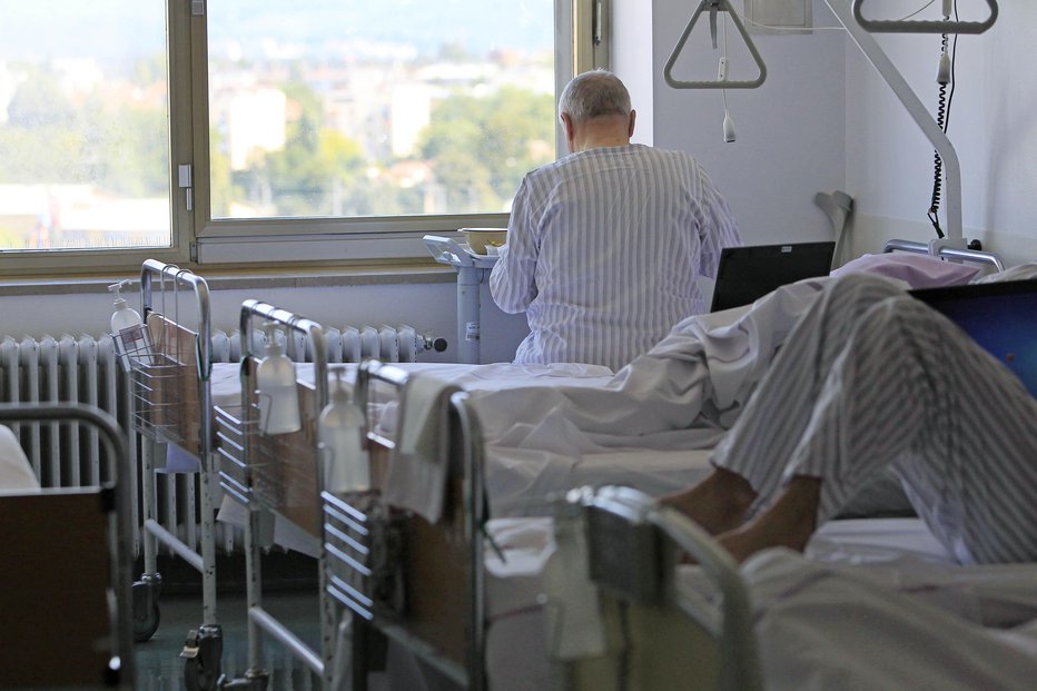 Fotografija: Glede bolniške bodo veljala enaka pravila kot pred epidemijo. FOTO: Leon Vidic