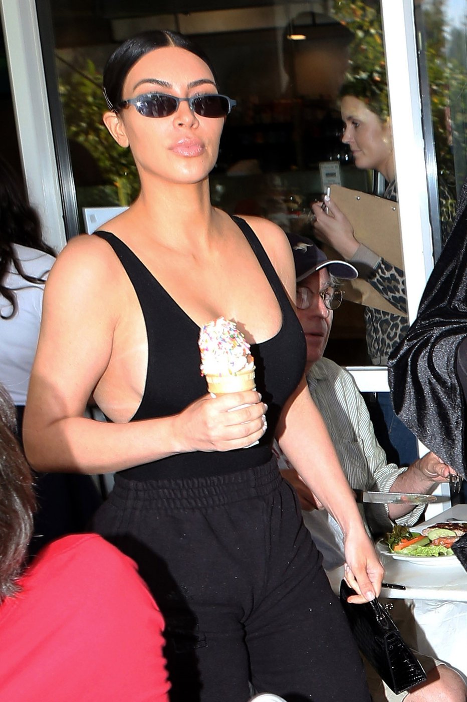 Fotografija: Naj hrusta. Nekateri prisegajo na sladoled v lončkih, a ne Kim Kardashian. Njena prva izbira je kornet.
