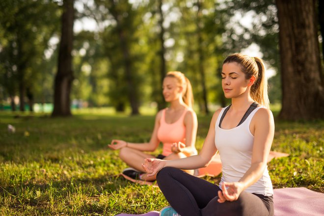 Meditacija in afirmacije vam lahko pomagajo ohraniti notranji mir ves dan. FOTO: Bernardbodo/Getty Images