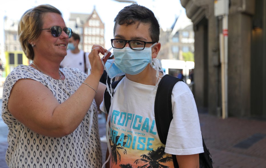 Fotografija: Na Nizozemskem vse več okuženih. FOTO: Eva Plevier, Reuters