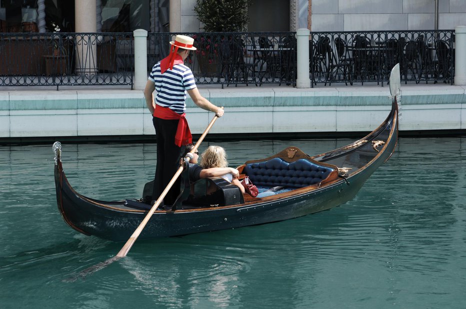 Fotografija: Beneški gondoljerji so zaradi vse težjih turistov zmanjšali število ljudi v gondolah. FOTO: Getty Images