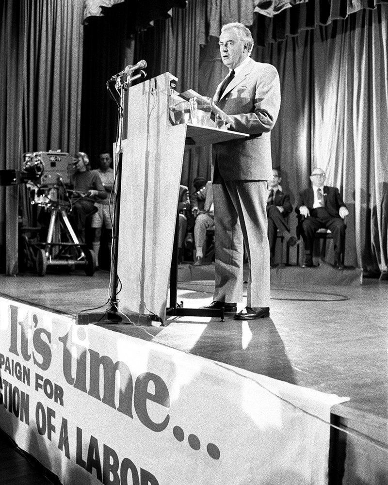 Fotografija: Gough Whitlam je postajal vedno manj priljubljen, a se je premierskega stolčka na vso moč oklepal. FOTO: Wikipedia