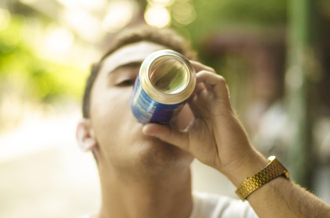 71 odstotkov 15-letnikov in 86 odstotkov 17-letnikov je že pilo alkoholne pijače. FOTO: Marioguti/Getty Images
