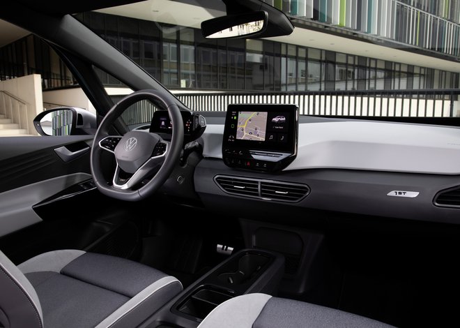 Notranjost je minimalistična, voznik pa lahko spremlja kar tri zaslone. Foto: Volkswagen