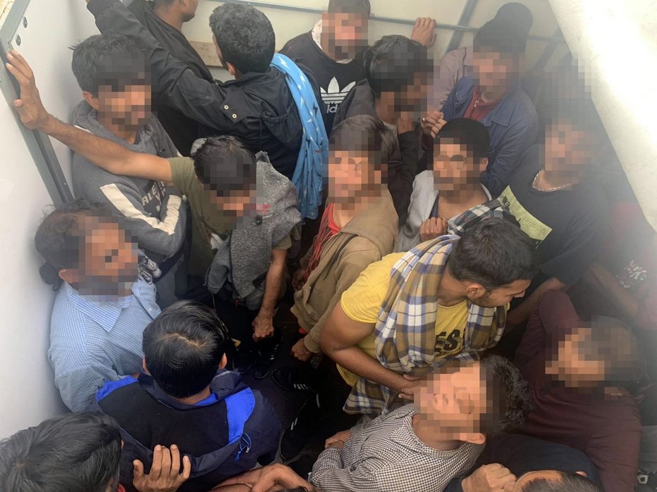 Fotografija: Migranti so se gnetli v tovornem vozilu. FOTO: Policija.si