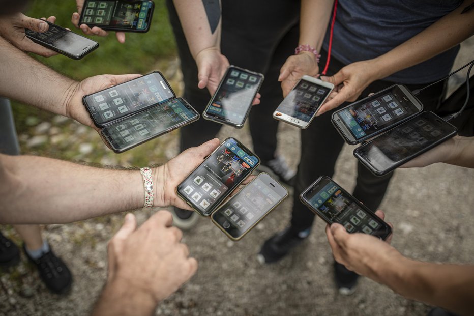 Fotografija: Čas je, da malce odložimo pametne telefone. FOTO: Voranc Vogel