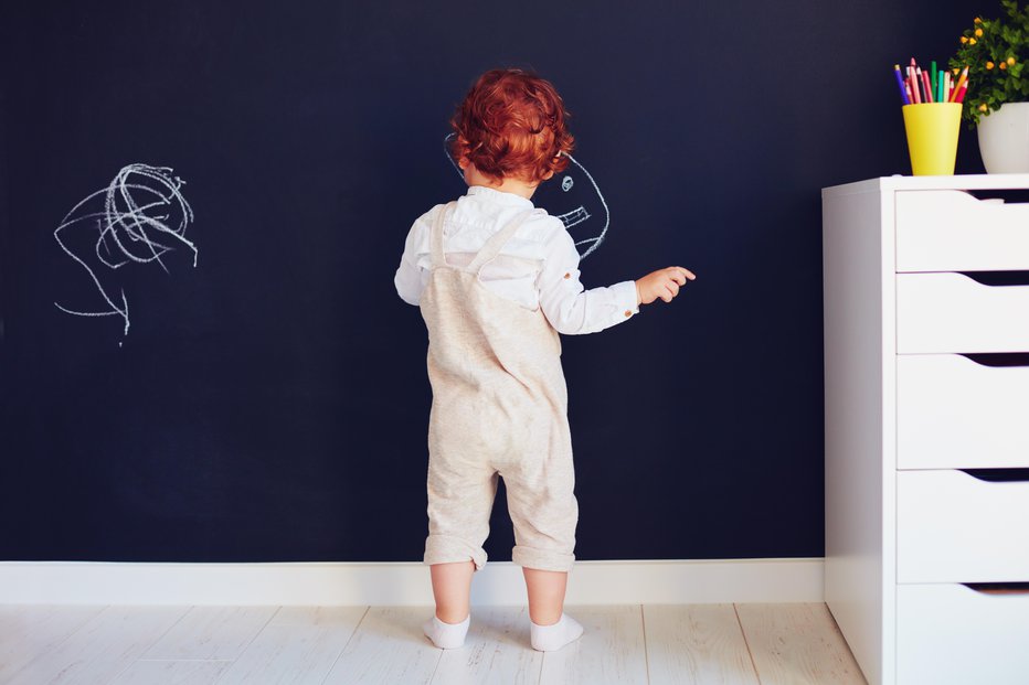 Fotografija: Če steno prebarvamo z barvo za table, bo imel otrok veliko površino za ustvarjanje. FOTO: Olesiabilkei/Getty Images