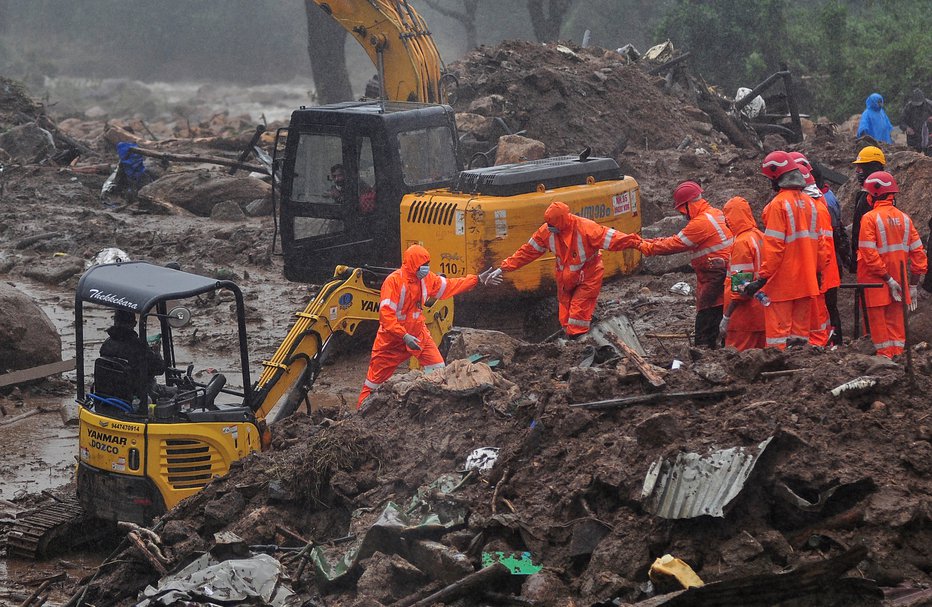 Fotografija: Reševalci se trudijo najti morebitne preživele. FOTO: Stringer, Reuters