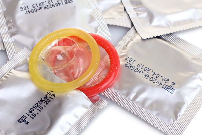 Pred hepatitisom C se lahko zaščitite tudi z zaščitenimi spolnimi odnosi. FOTO: Shutterstock