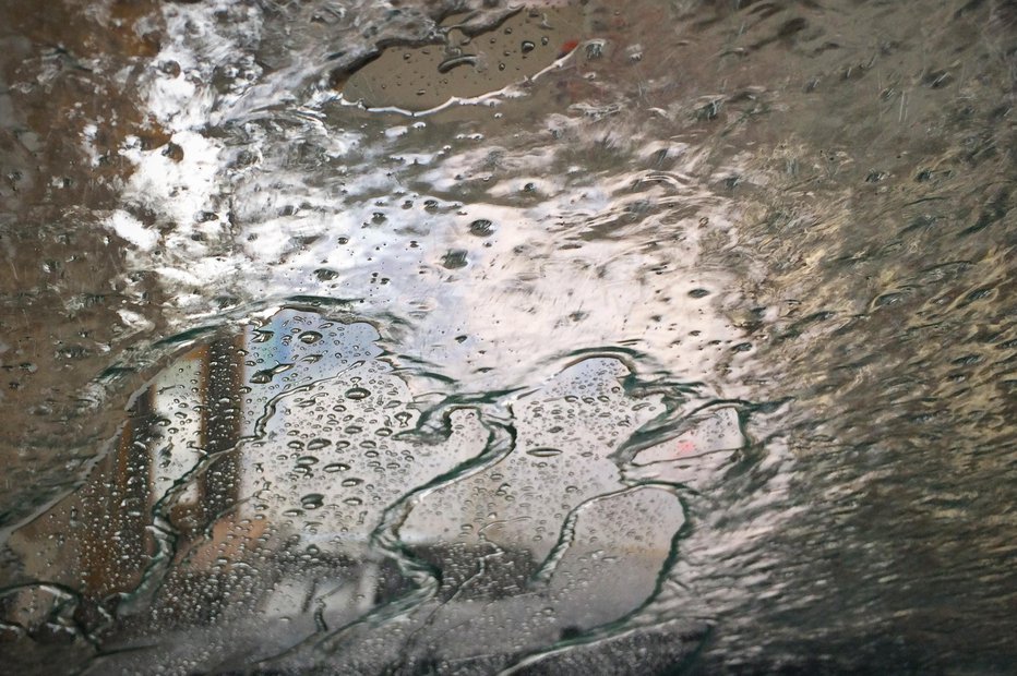 Fotografija: Deževje je zajelo Slovenijo. FOTO: Jure Eržen, Delo