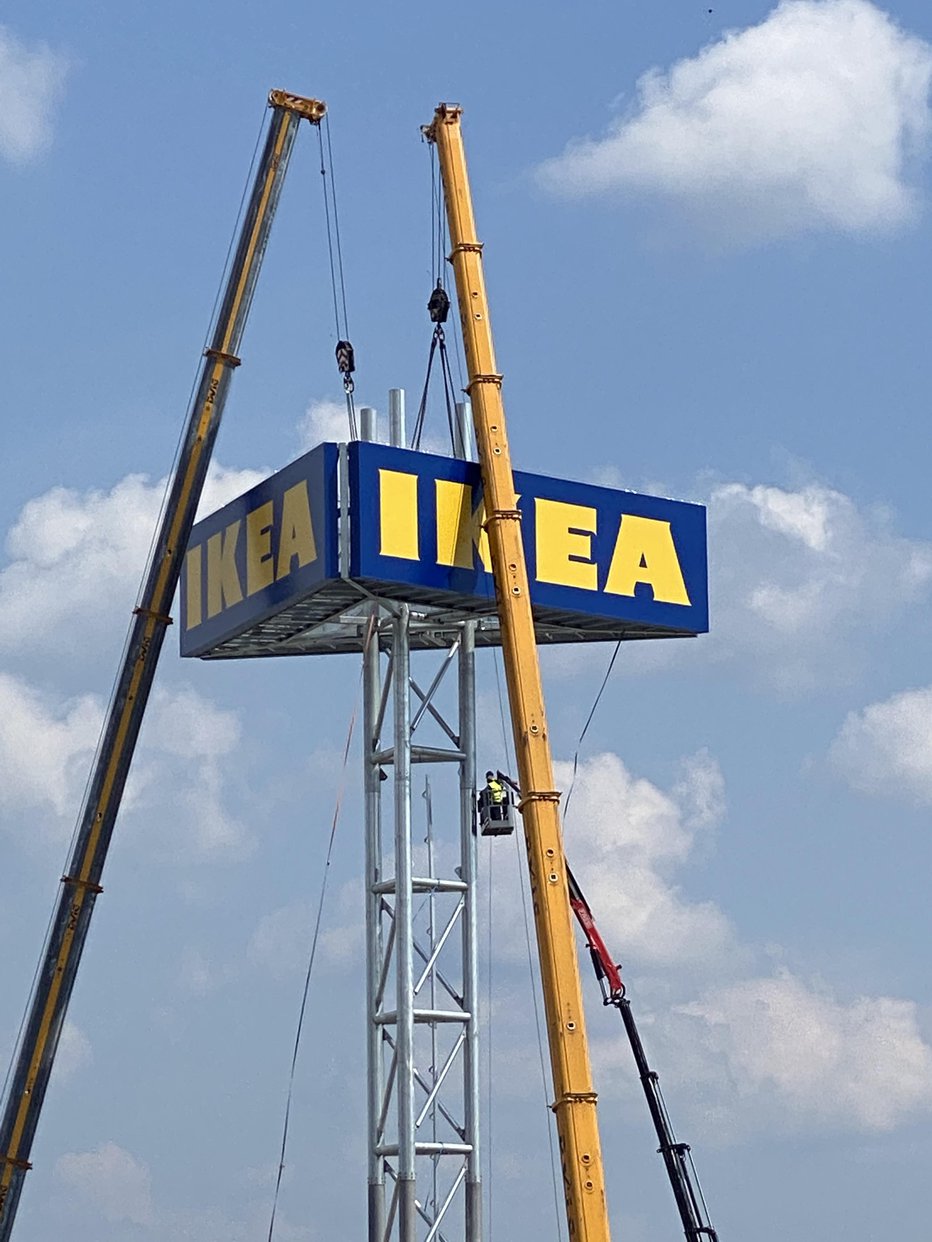 Fotografija: Trgovina Ikee v Ljubljani je dobila značilni rumeno-modri stolp. FOTO: Floriana Scalia, Vladislav Necić, Ikea