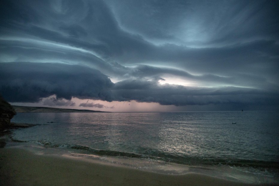 Fotografija: Nevihte na morju so lahko še posebej nevarne. FOTO: Matej Družnik