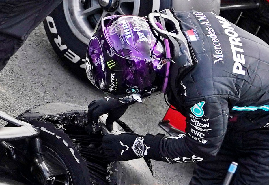 Fotografija: Lewis Hamilton se ni mogel načuditi svoji razpadli gumi. FOTO: Will Oliver/Reuters