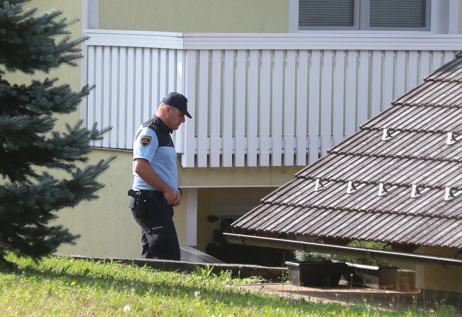 Fotografija: Policisti so podrobno preiskali okolico domačije. FOTO: Dejan Javornik