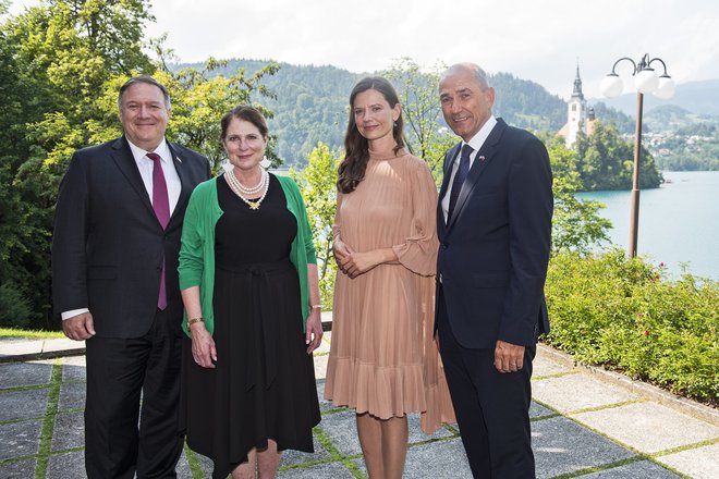 Levo roko slovenskega premierja krasi poročni prstan, medtem ko so komentatorji opazili, da ga na Urškini ni. FOTO: Vlada RS