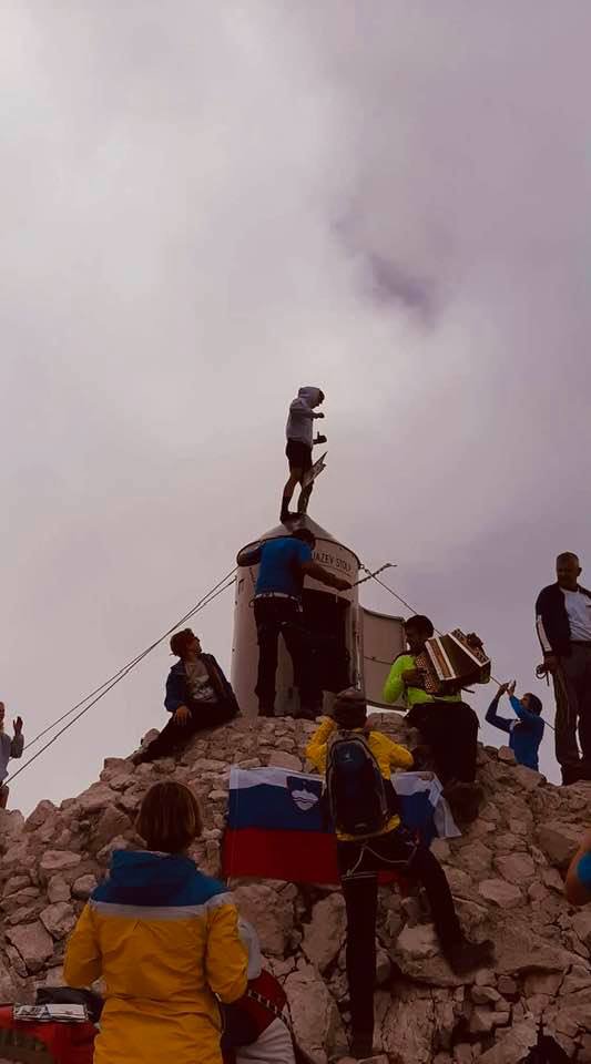 Fotografija: Je bilo temu planincu res treba splezati še na vrh Aljaževega stolpa? FOTO: facebook