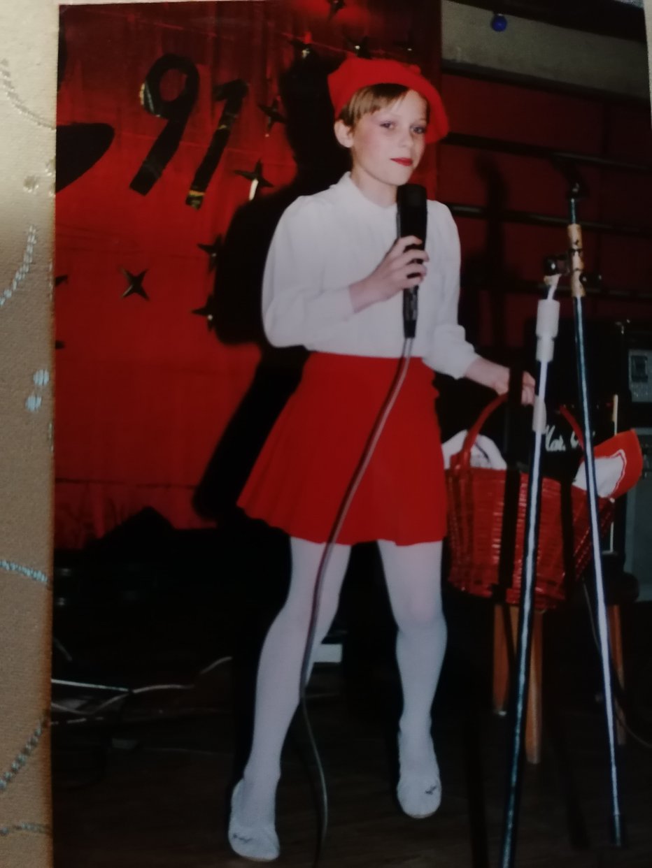 Fotografija: Pri enajstih letih je bila na pustnem veseljačenju oblečena v Rdečo kapico in seveda nastopala.