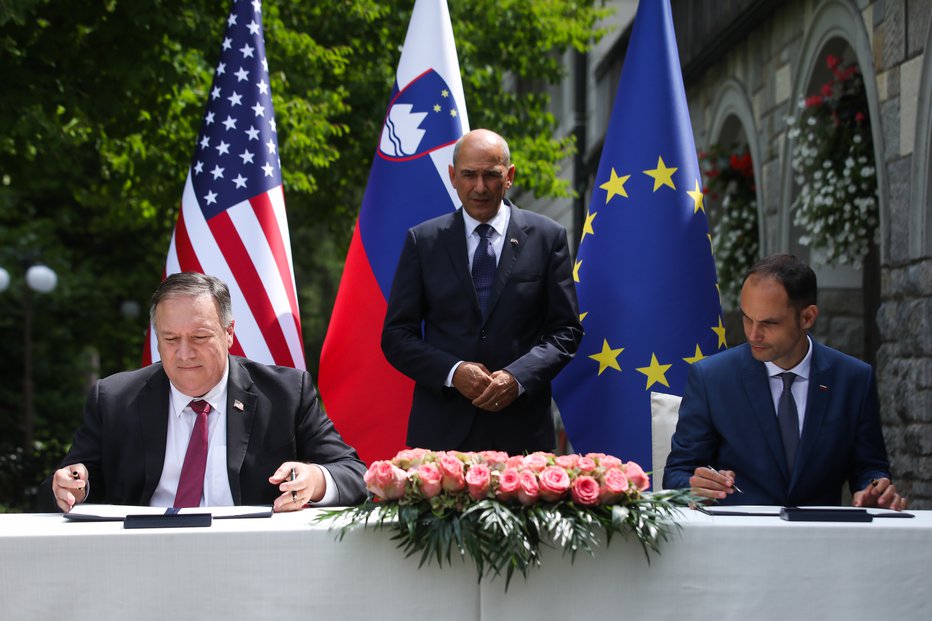 Fotografija: Ameriški državni sekretar Mike Pompeo in slovenski minister za zunanje zadeve Anže Logar sta podpisala memoranduma o 5G. FOTO: Kabinet predsednika vlade/Anže Malovrh, STA