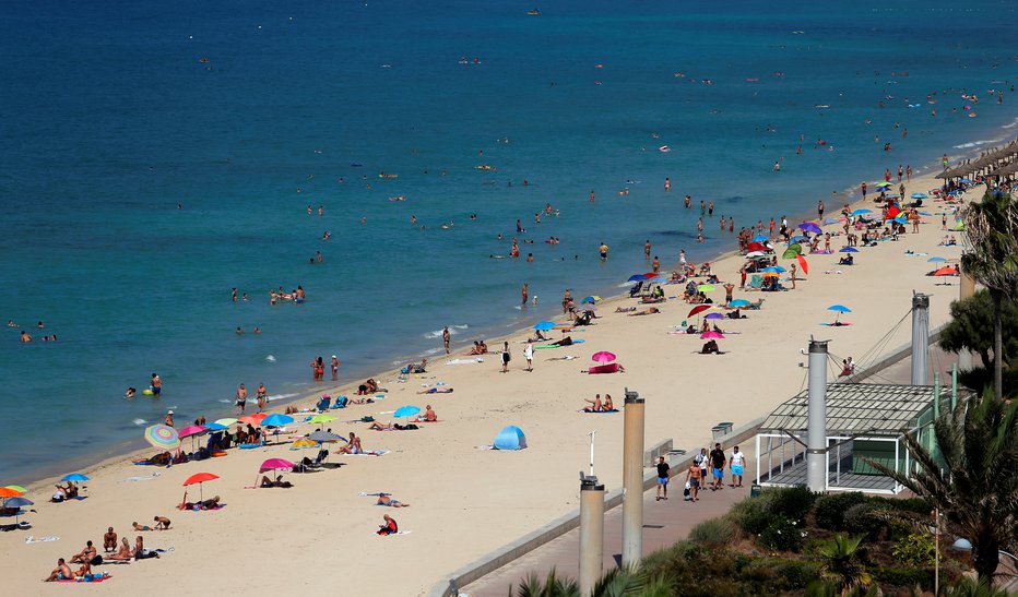 Fotografija: Turisti na španski obali. FOTO: Enrique Calvo, Reuters