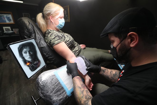 Mojster Dean Džinić je podobo Esmeralde tetoviral kar sedem ur! Foto: Dejan Javornik