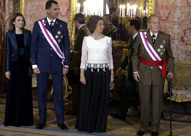 Na prošnjo zdajšnjega kralja naj bi zapustil domovino, žena Sofija pa se mu ni pridružila. FOTO: Reuters