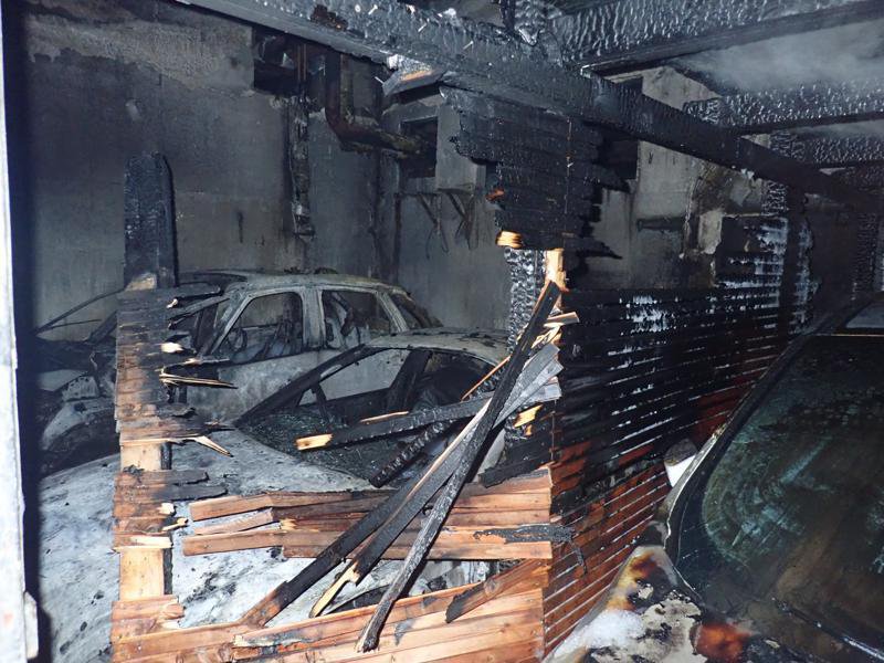 Fotografija: Okoli pol eni zjutraj je izbruhnil požar v garažnem boksu v Stantetovi ulici v Velenju. Fotografije: PGD Velenje