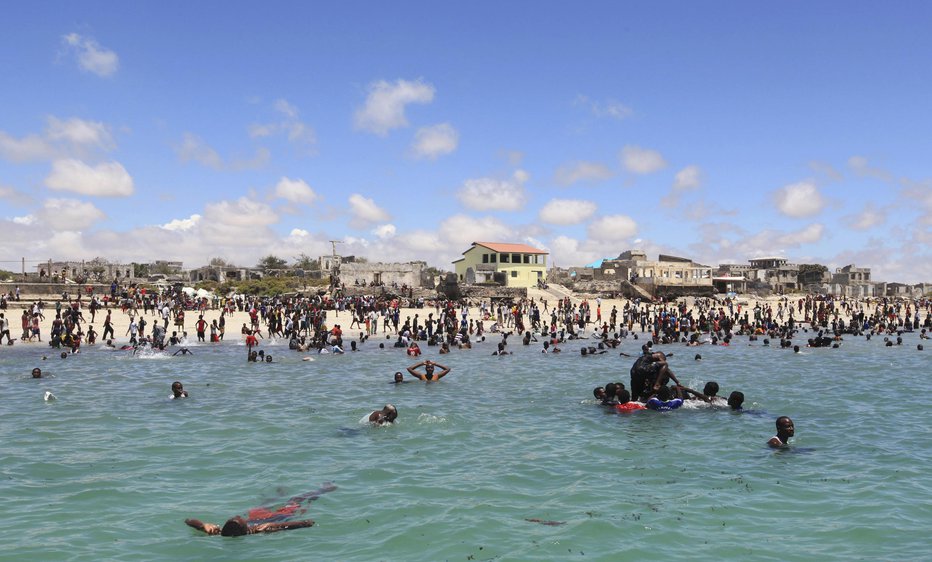 Fotografija: Eksplozija bombe na priljubljeni plaži v Somaliji. FOTO: Reuters