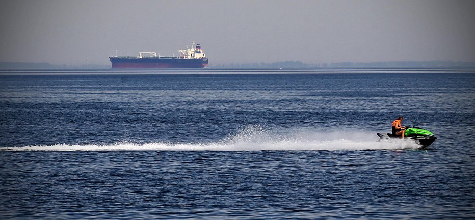 Fotografija: Zasidrala se bo v Koprskem zalivu. FOTO: Samec Blaž, Delo
