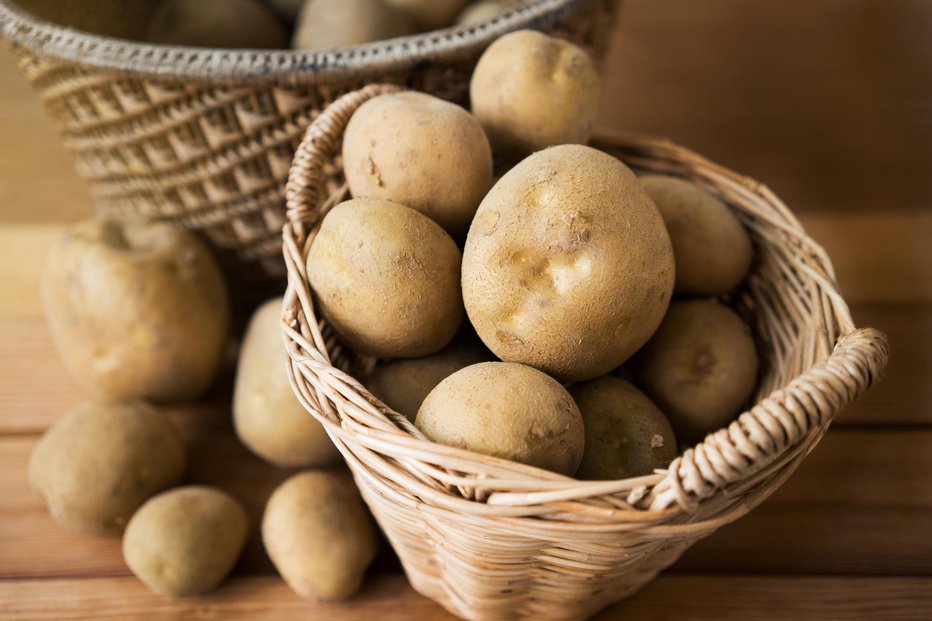 Fotografija: Krompir ob jabolkih hitro izgubi čvrstost. FOTO: Nednapa, Getty Images