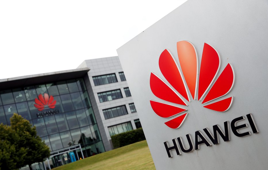 Fotografija: Če pri nas še pred par leti niti slišali nismo za Huawei, je kitajski telekomunikacijski gigant zdaj zasedel prvo mesto med proizvajalci pametnih telefonov. FOTO: Matthew Childs/Reuters