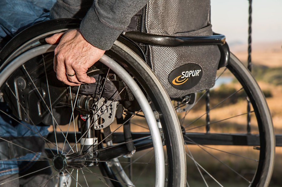 Fotografija: V Kaliforniji se je moški na invalidskem vozičku zataknil na železniški progi. FOTO: Pixbay