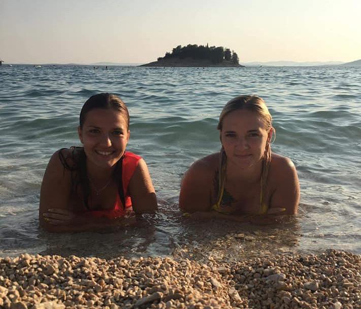 Fotografija: Larisa in Hana se namakata v hrvaškem morju.