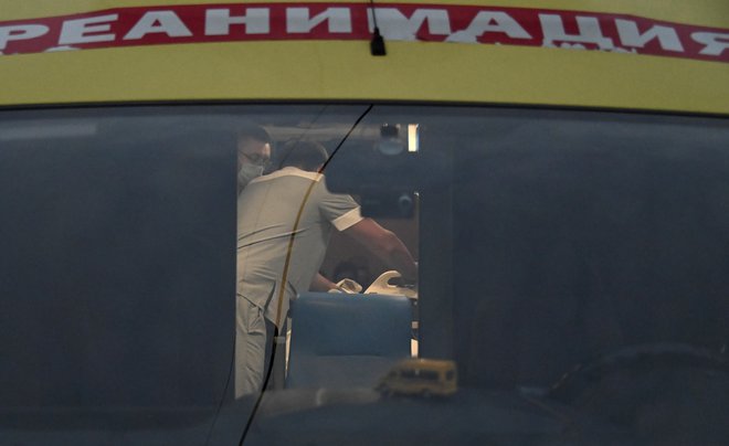 Aleksej Navalni med prevozom. FOTO: Alexey Malgavko, Reuters