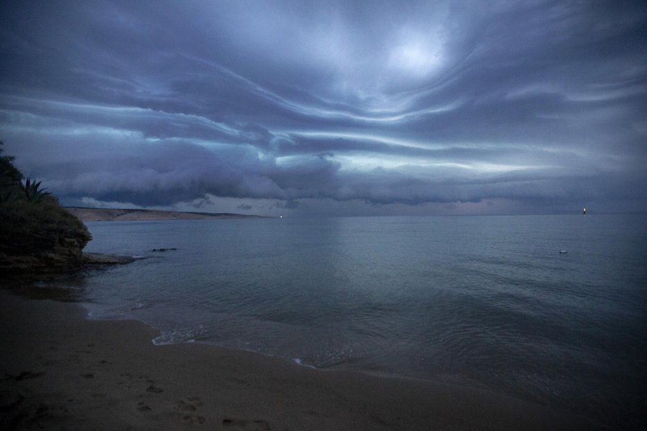 Fotografija: Pred nevihto. Fotografija je simbolična. FOTO: Matej Družnik, Delo