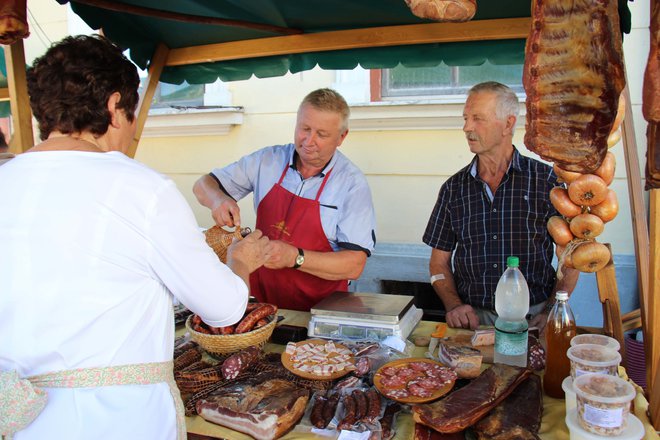 Ob cvičku se prileže tudi kaj mesnega, obiskovalci so lahko kupili in poskusili dobrote s Turistične kmetije Škrbina.