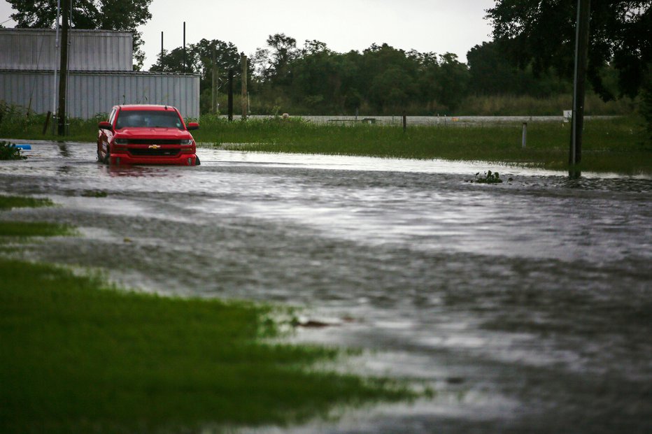 Fotografija: Po pisanuju CNN je Laura že zdaj močnejša od katastrofalnega orkana Katrina, ki je pustošil avgusta leta 2005. FOTO: Kathleen Flynn, Reuters