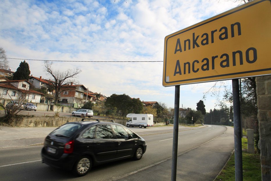 Fotografija: Občina Ankaran je julija uvedla javno službo upravljanja sedmih parkirišč in plačljiv režim parkiranja, nad čimer je bilo kar nekaj pritožb. FOTO: Vidic Leon, Delo