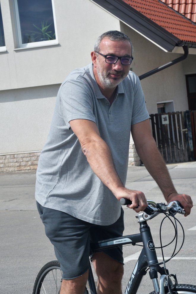 Na svobodi je drug človek: rad kolesari, veliko bere, dobil je službo. FOTO: Drago Perko
