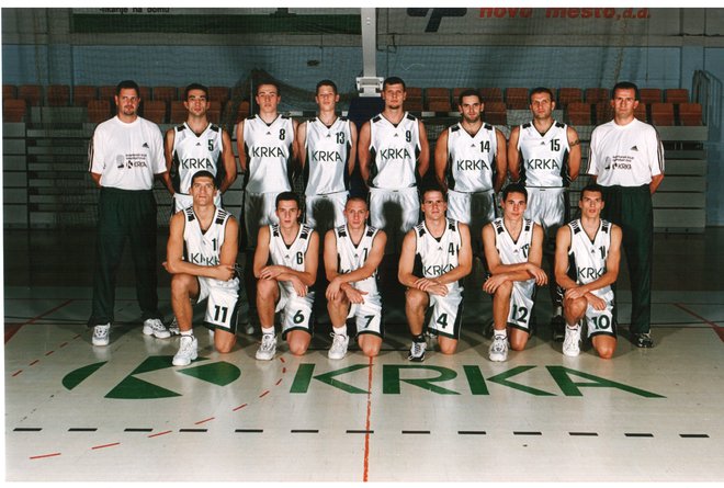 V dresu Krke (stoji drugi z leve) je v sezoni 1999/2000 postal državni prvak. FOTO: KK Krka