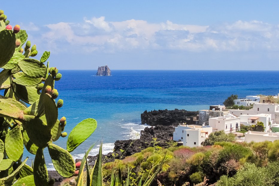 Fotografija: Stromboli je priljubljena destinacija predvsem ljudi z bližnjih Sicilije in Kalabrije. FOTO: Bdsklo/getty Images