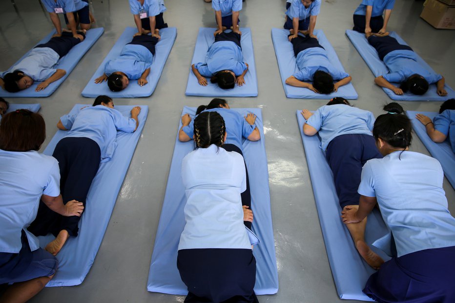 Fotografija: Poskrbeli bodo tudi za rehabilitacijo nekdanjih zapornikov. Na fotografiji prizor s tečaja tajske masaže v ženskem zaporu Chiang. FOTO: Athit Perawongmetha/Reuters