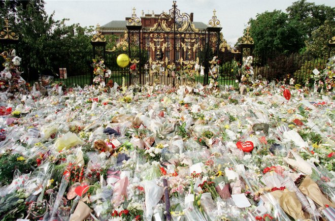 Kensingtonska palača je bila pred 23 leti zasuta s cvetjem. FOTO: Michael Crabtree/Reuters