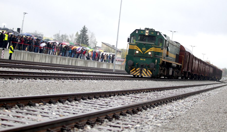 Fotografija: Trčila sta vlak in osebno vozilo. Fotografija je simbolična. FOTO: Roman Šipić, Delo