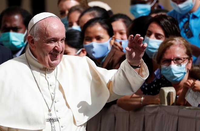 Papež je prvič po prekinitvi zaradi pandemije sprejel vernike na splošni avdienci.  FOTO: Guglielmo Mangiapane, Reuters
