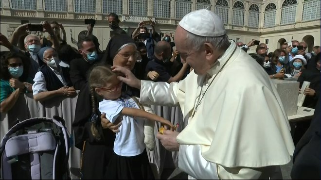 Papež je prvič po prekinitvi zaradi pandemije sprejel vernike na splošni avdienci. FOTO: Vatican Media Via Reuters