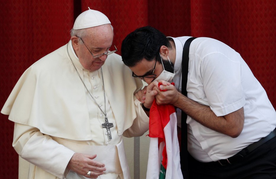 Fotografija: Papež je prvič po prekinitvi zaradi pandemije sprejel vernike na splošni avdienci. FOTO: Guglielmo Mangiapane, Reuters