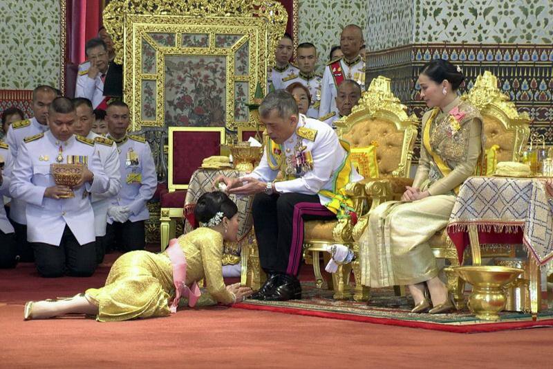 Fotografija: Lani se je kralj Vadžiralongkorn poročil, nekaj mesecev pozneje si je omislil še konkubino. FOTOgrafiji: getty Images