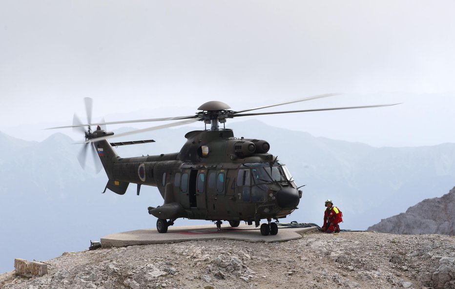 Fotografija: Helikopter Cougar na Kredarici. FOTO: Matej Družnik, Delo