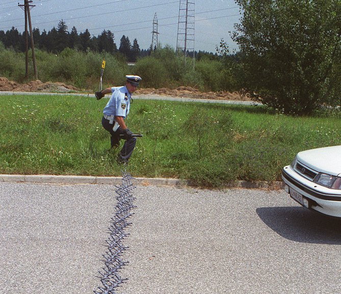 Fotografija: Voznik je ustavil, ko sta mu na avtomobilu odpadli obe gumi. FOTO: Press